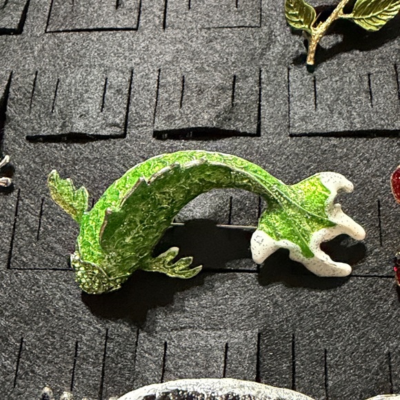 Carp Fish Brooche Red, Green or black. Alloy Rhinestone - Picture 3 of 4